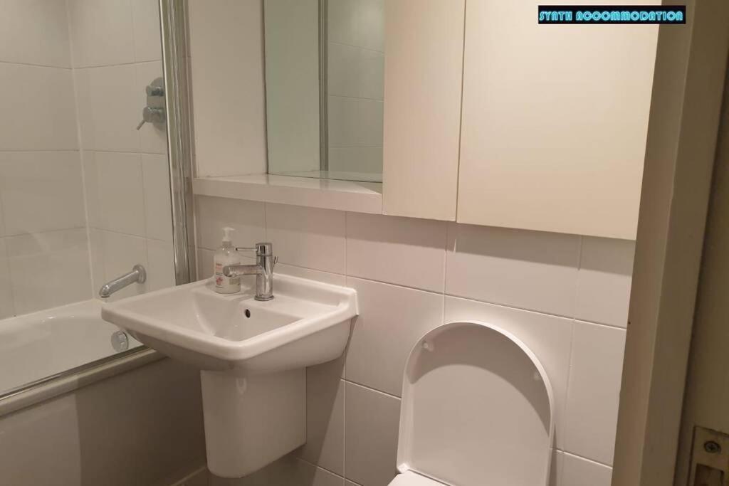 80S Retro 1Bed Studio Serviced Apartment Canary Wharf Perfect For Solo & Couple Travellers Λονδίνο Εξωτερικό φωτογραφία