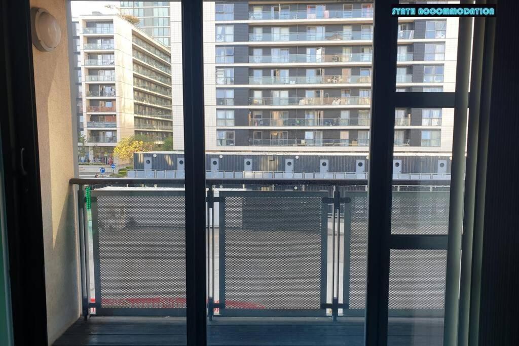 80S Retro 1Bed Studio Serviced Apartment Canary Wharf Perfect For Solo & Couple Travellers Λονδίνο Εξωτερικό φωτογραφία