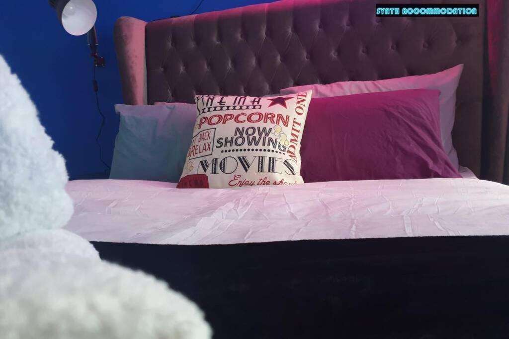 80S Retro 1Bed Studio Serviced Apartment Canary Wharf Perfect For Solo & Couple Travellers Λονδίνο Εξωτερικό φωτογραφία